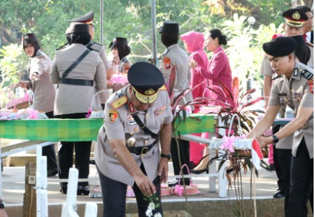 Peringati Hari Bhayangkara Ke-78, Wakapolda Sulsel Ziarah dan Tabur Bunga di TMP Panaikang