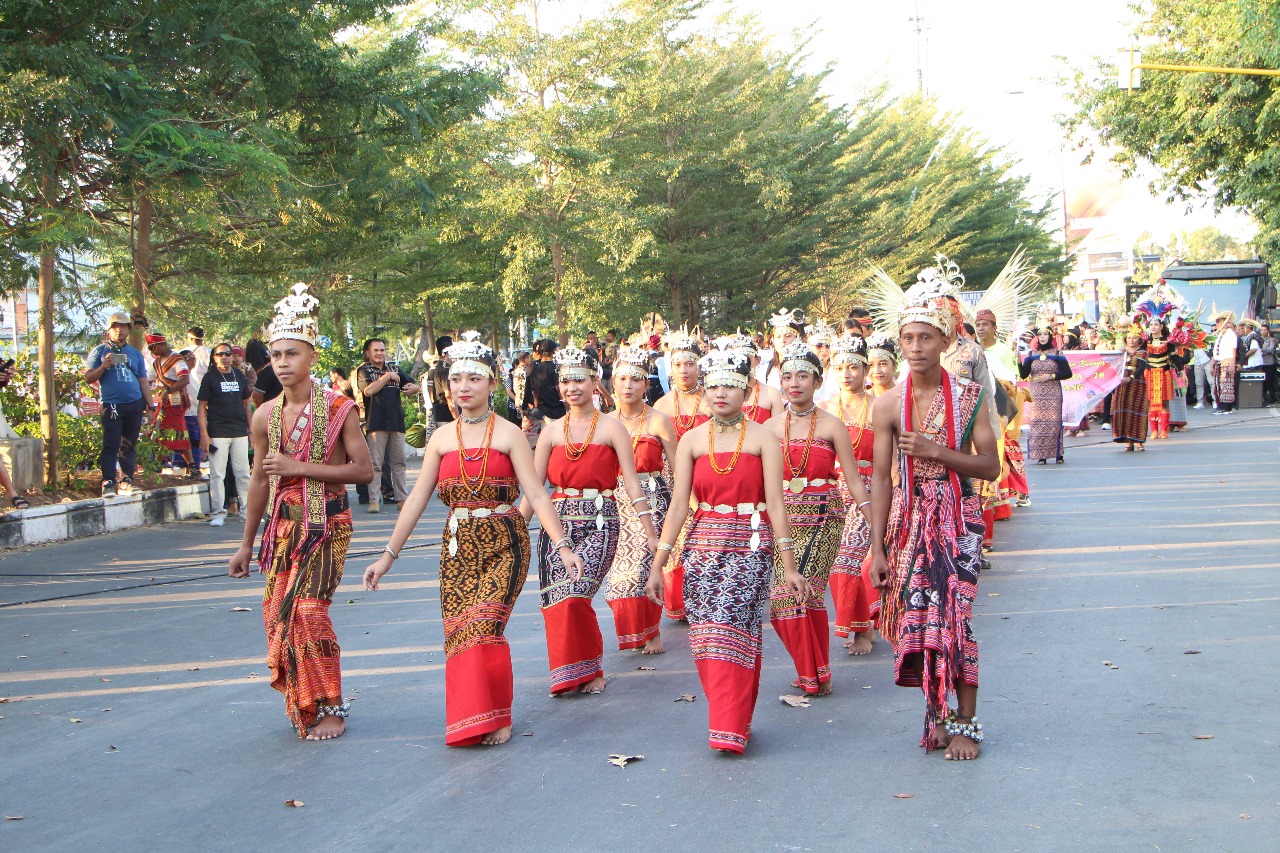 buka-fashion-carnaval-pagelaran-budaya-kapolda-ntt-ini-wujud-apresiasi-terhadap-kekayaan-budaya-ntt